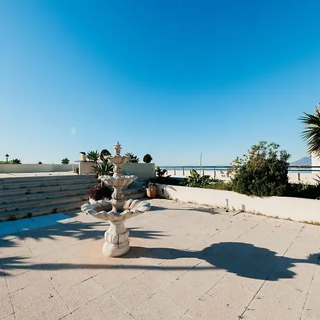 Beachfront With Balcony Casa vacanze *