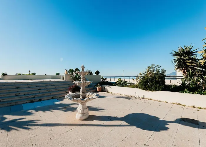 Beachfront With Balcony Feriehus *